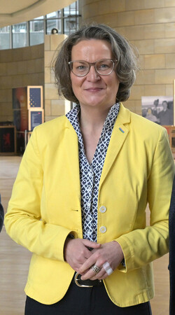 NRW-Ministerin für für Heimat, Kommunales, Bau und Digitalisierung Ina Scharrenbach: Ich bin mir sicher, dass wir in Deutschland mit 50 Prozent der Vorschriften ausgekommen würden. Foto: © Wilfried Meyer NRW-Ministerin für für Heimat, Kommunales, Bau und Digitalisierung Ina Scharrenbach: Ich bin mir sicher, dass wir in Deutschland mit 50 Prozent der Vorschriften ausgekommen würden. Foto: © Wilfried Meyer