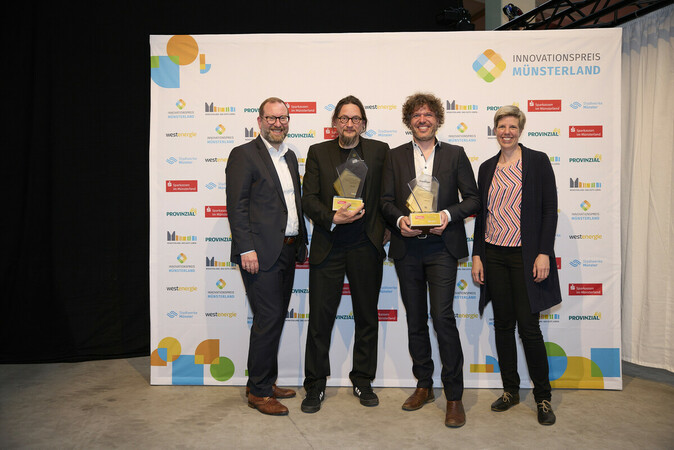 Innovationspreis für Zauberzeug: Geschäftsführer Rodja Trappe (2. v. r.) und Joko Keuschnig (2. v. l., beide Zauberzeug) mit Laudator Dr. Christian Brandt und Laudatorin Dr. Therese Kirsch Foto: © Münsterland e. V./Philipp Fölting Innovationspreis für Zauberzeug: Geschäftsführer Rodja Trappe (2. v. r.) und Joko Keuschnig (2. v. l., beide Zauberzeug) mit Laudator Dr. Christian Brandt und Laudatorin Dr. Therese Kirsch Foto: © Münsterland e. V./Philipp Fölting