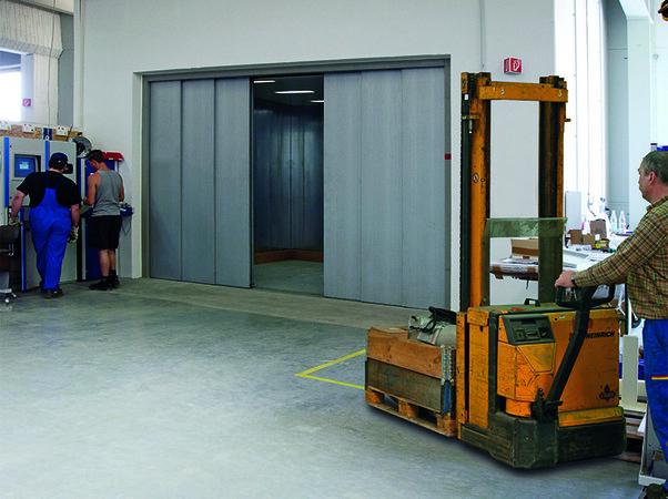 Photo: © Meiller Aufzugtüren Photo: © Meiller Aufzugtüren