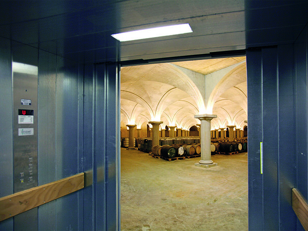 Photo: © Meiller Aufzugtüren Photo: © Meiller Aufzugtüren