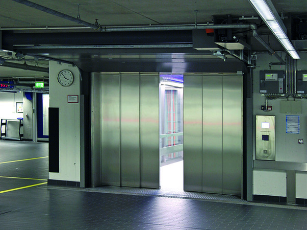 Photo: © Meiller Aufzugtüren Photo: © Meiller Aufzugtüren
