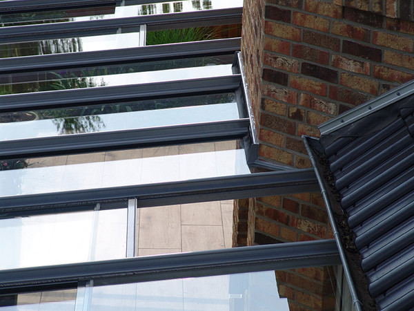 Einfache und komfortable Lösung für die Abfuhr von Stauluft: Das Dachschiebefenster kann bequem manuell betrieben werden. Foto: © TS Aluminium