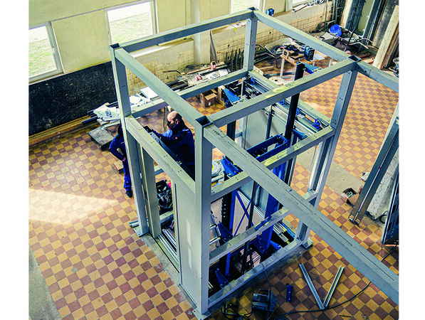 Aufbau der hydraulischen Aufzugsanlage. Foto: © THOR Industriemontagen GmbH & Co. KG Aufbau der hydraulischen Aufzugsanlage. Foto: © THOR Industriemontagen GmbH & Co. KG
