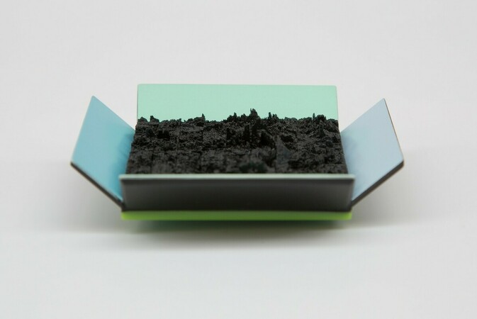 Gernot Leibolds Brosche aus Ebenholz, Kunststoff, Silber und Stahl wurde 2018 mit dem Herbert-Hofmann-Preis ausgezeichnet. Foto: © Carsten Birnbaum / Gernot Leibold Gernot Leibolds Brosche aus Ebenholz, Kunststoff, Silber und Stahl wurde 2018 mit dem Herbert-Hofmann-Preis ausgezeichnet. Foto: © Carsten Birnbaum / Gernot Leibold