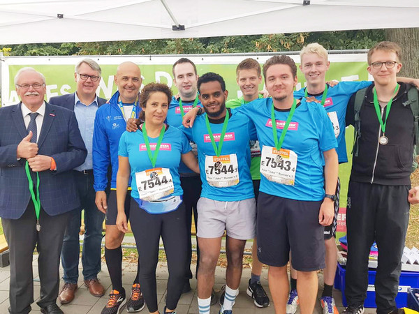 Alle Handwerker-Staffeln, die die komplette Laufstrecke meisterten, wurden von der HWK geehrt. Vizepräsident Josef Trendelkamp und Hauptgeschäftsführer Thomas Banasiewicz (v.l.) überreichten die Medaillen. Foto: © Handwerkskammer Münster Alle Handwerker-Staffeln, die die komplette Laufstrecke meisterten, wurden von der HWK geehrt. Vizepräsident Josef Trendelkamp und Hauptgeschäftsführer Thomas Banasiewicz (v.l.) überreichten die Medaillen. Foto: © Handwerkskammer Münster