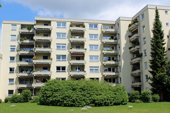Das modernisierte Wohngebäude in Memmingen. Der Einbau der neuen Fenster und Türen nahm nur wenige Wochen in Anspruch. Foto: © VFF / hilziner