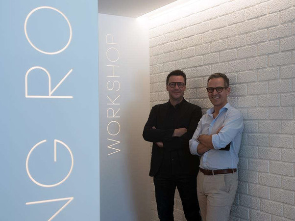 Bernd Hugo (rechts), CEO und CFO von Karl Hugo und Designer Patrice Lejeune. Foto: © Ilicomm/Sabine Schweigert für Corian Design