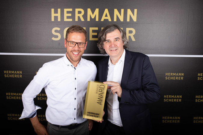 Aus den Händen von Hermann Scherer (r.) nahm Sven Schöpker den Sieger-Award beim 1. Internationalen Speaker Slam entgegen. Foto: © www.svenschöpker.com