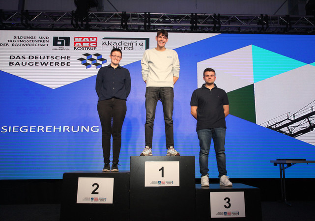Bayern vor Baden-Württemberg und Rheinland-Pfalz: Luca Zeiser sicherte sich die Goldmedaille beim PLW der Wärme-, Kälte- und Schallschutzisolierer. Verena Probst und Simon Lohmer kamen auf die Plätze zwei und drei. Foto: © ZDB/Petra Reidel Bayern vor Baden-Württemberg und Rheinland-Pfalz: Luca Zeiser sicherte sich die Goldmedaille beim PLW der Wärme-, Kälte- und Schallschutzisolierer. Verena Probst und Simon Lohmer kamen auf die Plätze zwei und drei. Foto: © ZDB/Petra Reidel