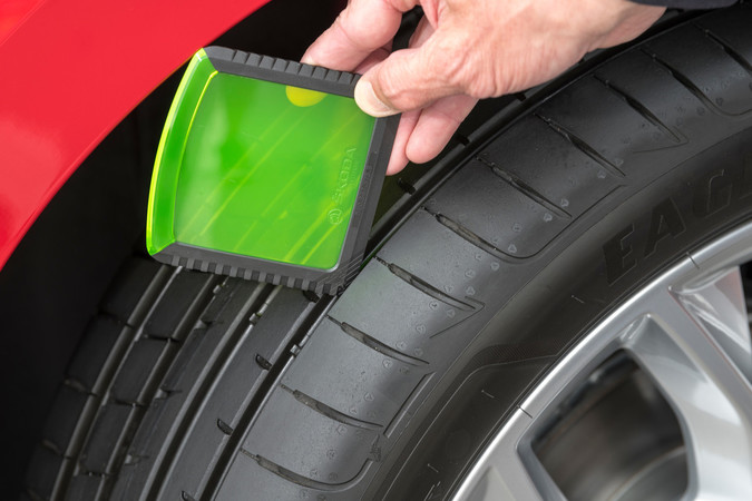 Mit dem Eiskratzer lässt sich die Profiltiefe messen. Foto: © Skoda Mit dem Eiskratzer lässt sich die Profiltiefe messen. Foto: © Skoda