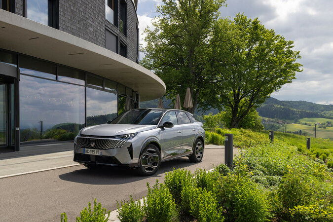 Hier der Peugeot E-3008 in der Dual Motor-Ausführung. Foto: © Peugeot Hier der Peugeot E-3008 in der Dual Motor-Ausführung. Foto: © Peugeot