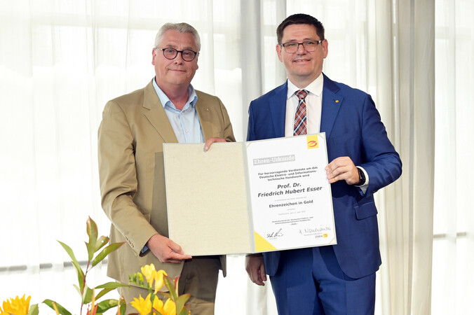 BIBB-Präsident Professor Dr. Friedrich Hubert Esser (l.) wurde von ZVEH-Präsident Stefan Ehinger mit der Goldenen Ehrennadel ausgezeichnet. Foto: © ZVEH BIBB-Präsident Professor Dr. Friedrich Hubert Esser (l.) wurde von ZVEH-Präsident Stefan Ehinger mit der Goldenen Ehrennadel ausgezeichnet. Foto: © ZVEH