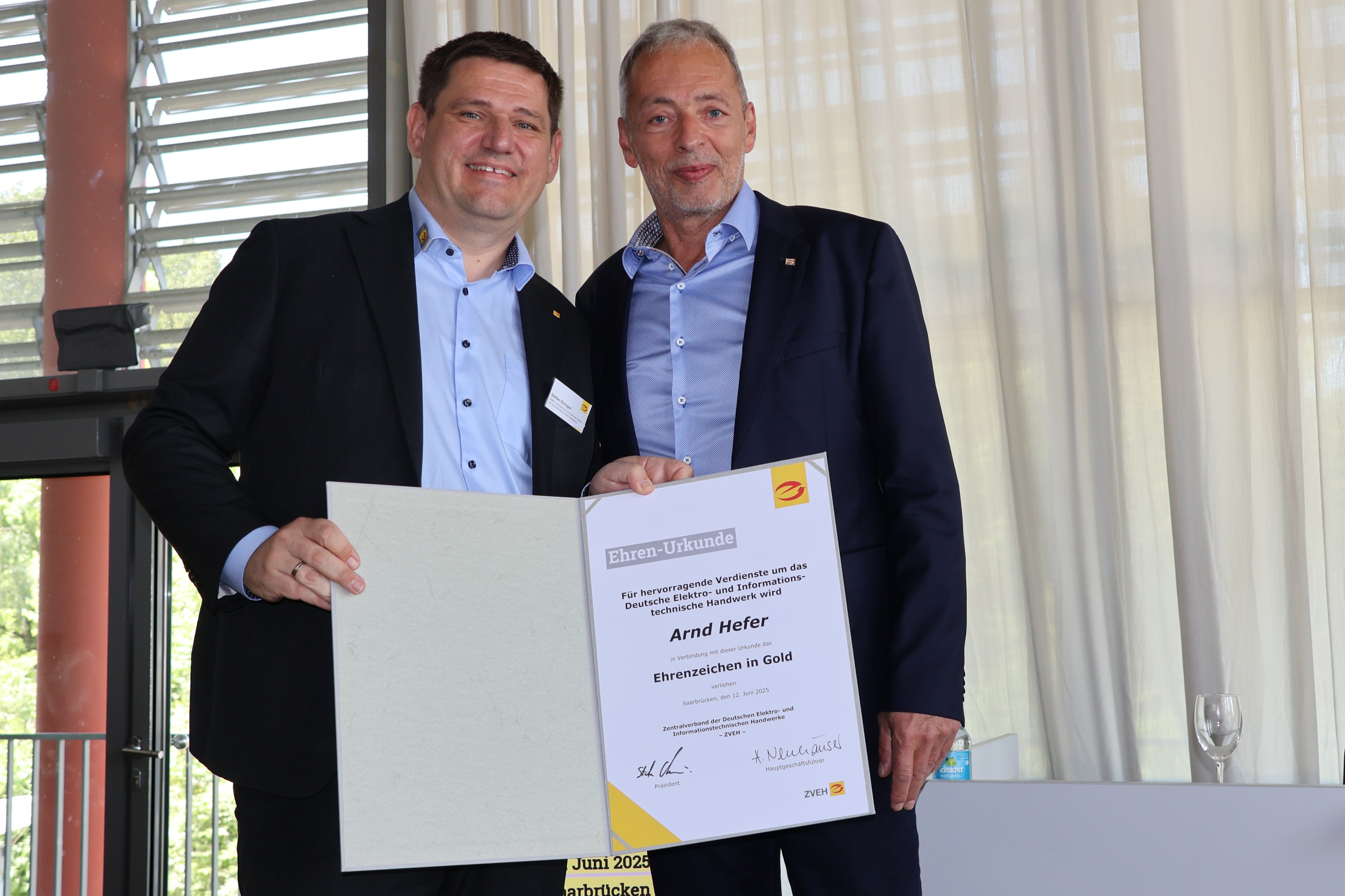 Arnd Hefer (r.) wurde für seine Verdienste um das E-Handwerk von ZVEH-Präsident Stefan Ehinger geehrt. Foto: © ZVEH Arnd Hefer (r.) wurde für seine Verdienste um das E-Handwerk von ZVEH-Präsident Stefan Ehinger geehrt. Foto: © ZVEH