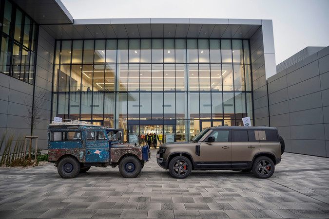 Der neue Land Rover Defender - und sein Urahn. Foto: © Land Rover