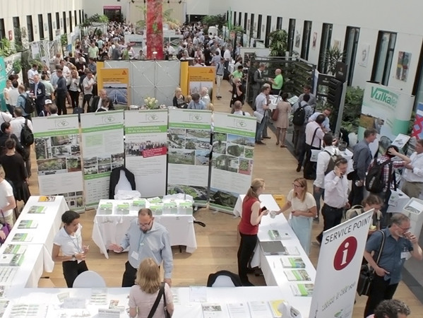 Eine Fachausstellung flankiert den Weltkongress Gebäudegrün 2020. Foto: © Bundesverband GebäudeGrün (BuGG)