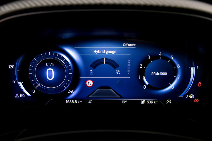 Der aktuelle Energieverlauf des Hybriden lässt sich auf den Digital-Instrumenten kontrollieren. Foto: © Ford