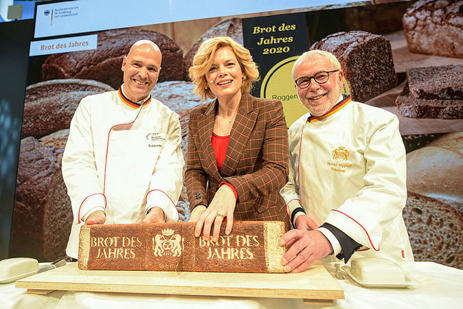 Bundeslandwirtschaftsministerin Julia Klöckner hat auch 2020 das Brot des Jahres angeschnitten. Foto: © Messe Berlin GmbH