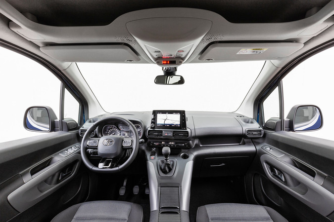 Im Innenraum dominiert zwar Hartplastik, trotzdem herrscht durch den zweifarbigen Mix eine wohnliche Atmosphäre. Foto: © Toyota