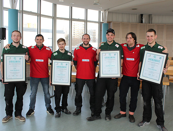 Bundestrainer Jens Erdmann (2. v. r.) und Glasergeselle Jonathan Schaaf (3. v. r.) vertreten das deutsche Glaserhandwerk in Österreich bei den EuroSkills 2020. Foto: © Worldskills Germany/Stephanie Werth Bundestrainer Jens Erdmann (2. v. r.) und Glasergeselle Jonathan Schaaf (3. v. r.) vertreten das deutsche Glaserhandwerk in Österreich bei den EuroSkills 2020. Foto: © Worldskills Germany/Stephanie Werth