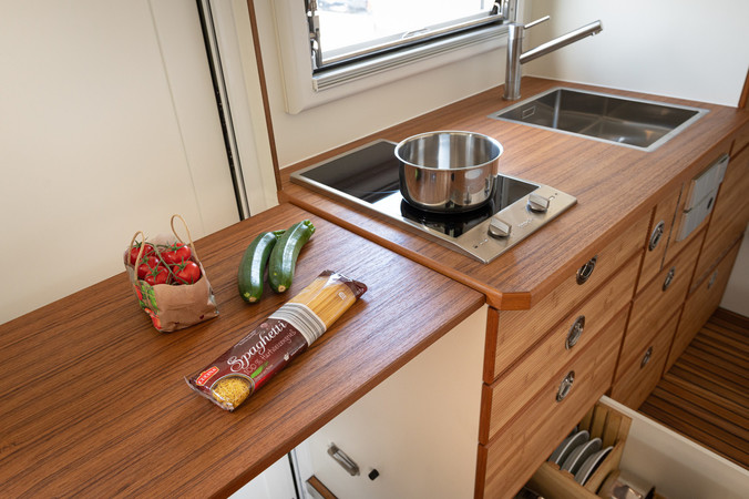 Vollausgestattete Küche lädt zum frischen Kochen auch auf Expeditionsreisen ein! Foto: © Martin Bärtges