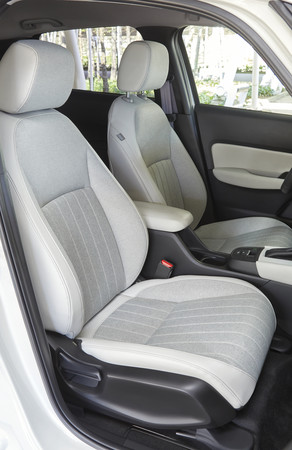 Zwischen den Sitzen befinden sich neuartige Airbags. Foto: © Honda