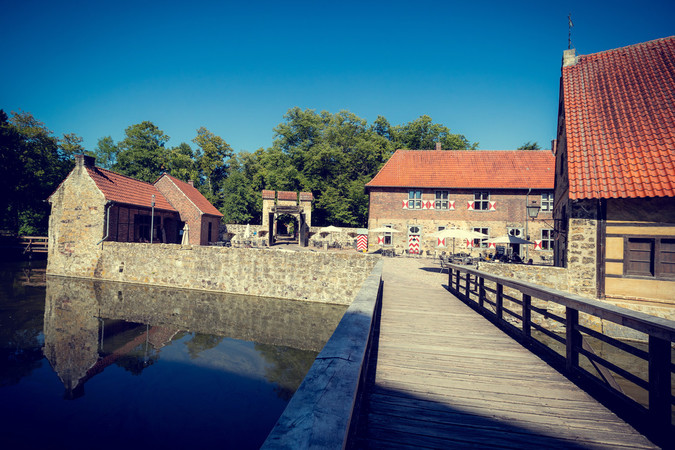Auf Burg Vischering backt Konditormeister Jörg Terjung (57) im historischen Steinofen. Foto: © www.die-marquardts.com Auf Burg Vischering backt Konditormeister Jörg Terjung (57) im historischen Steinofen. Foto: © www.die-marquardts.com