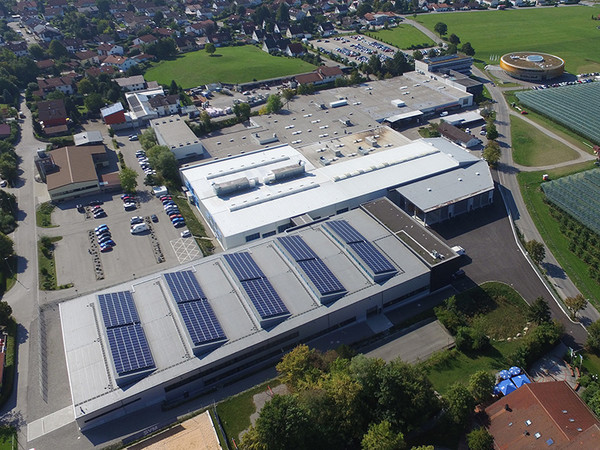 Luftaufnahme des Firmengeländes: Seit 2017 wurde jede neue Hallendachfläche komplett mit Photovoltaik-Anlagen ausgestattet. Foto: © mayr Antriebstechnik