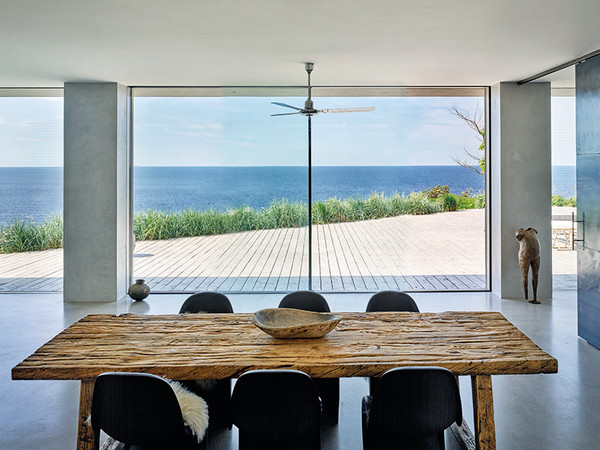 Das Schiebesystem ermöglicht zusammen mit der gläsernen Pfosten-Riegel-Konstruktion aus nahezu jedem Zimmer einen Panorama-Blick auf die Küste. Foto: © Kristine Mengel