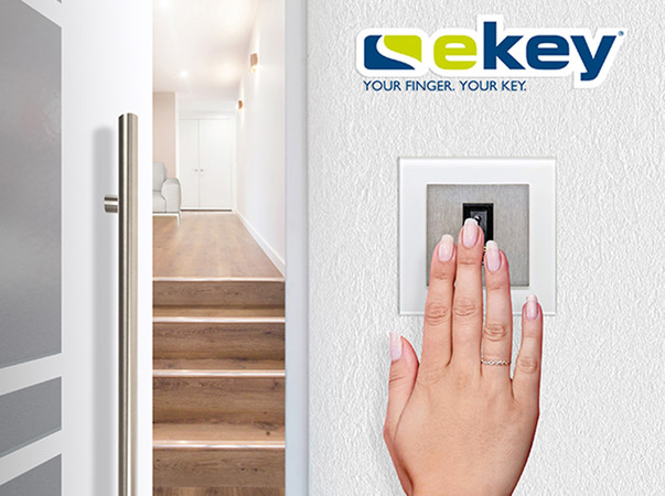 Tür öffnen, Rollladen hochfahren und Licht einschalten per Fingerprint – ein mögliches Anwendungsszenario von ekey in Verbindung mit Somfy. Foto: © ekey