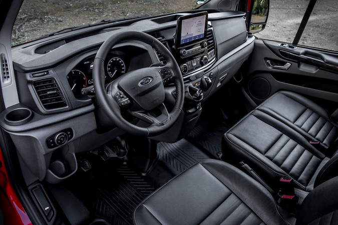 Der Innenraum ist mit abwaschbarem Teilleder an den Sitzbezügen aufgewertet. Foto: © Ford