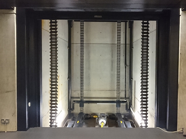 PKW-Aufzug Untermaschinerie mit Schubkettensystem. Foto: © Mike Couchman