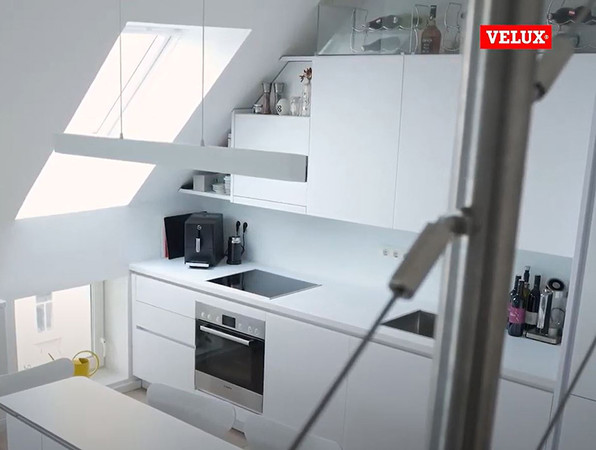 Der Velux TV-Spot zeigt die verschiedenen Möglichkeiten, den Wohnraum im Dachgeschoss mit Dachfenstern aufzuwerten. Foto: © Velux Deutschland GmbH