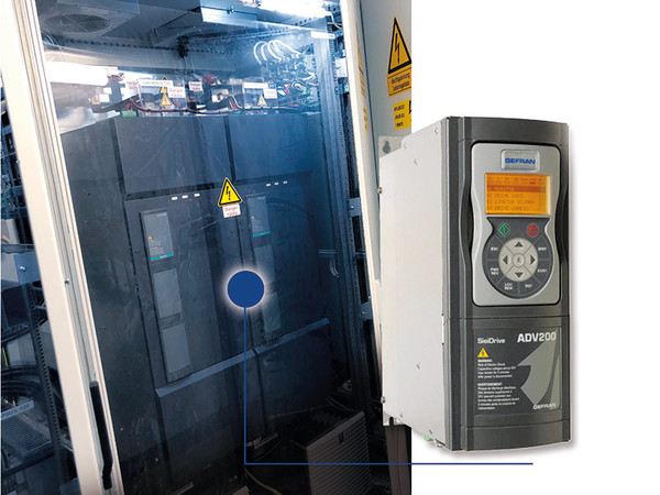 In jedem der zwei Antriebsstränge des Einstein-Elevators sorgen fünf parallelgeschaltete ADV200-Umrichter für eine symmetrische Aufwärtsbewegung. Foto: © Leibniz Universität Hannover / Ch. Lotz, SIEI AREG GmbH In jedem der zwei Antriebsstränge des Einstein-Elevators sorgen fünf parallelgeschaltete ADV200-Umrichter für eine symmetrische Aufwärtsbewegung. Foto: © Leibniz Universität Hannover / Ch. Lotz, SIEI AREG GmbH