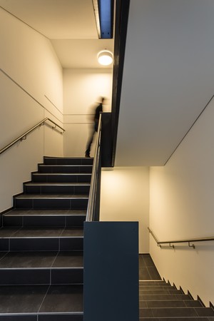 In Bereichen, in denen sich – wie in einem Treppenhaus – Menschen nur kurz aufhalten, reicht eine Beleuchtung nach archtitektonischen und technischen Erfordernissen. Foto: © Matthias Ettinger / Zumtobel