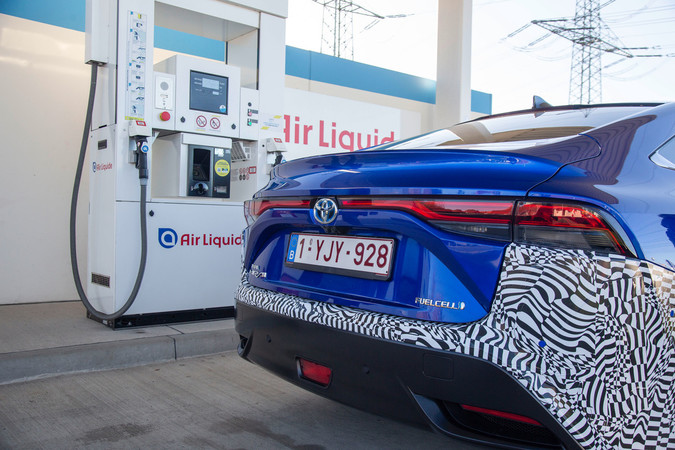 Das Betanken mit Wasserstoff dauert genauso lange wie bei einem PKW mit Verbrennungsmotor. Foto: © Toyota