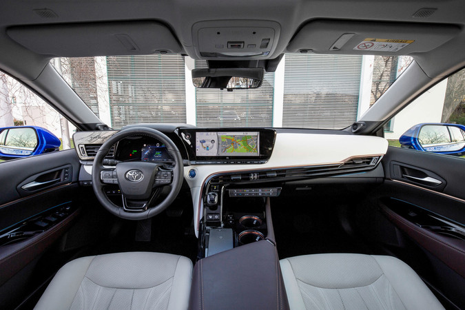 Den Fahrer erwartet ein aufgeräumter Arbeitsplatz und ein Multimedia mit leichten Schwächen. Foto: © Toyota