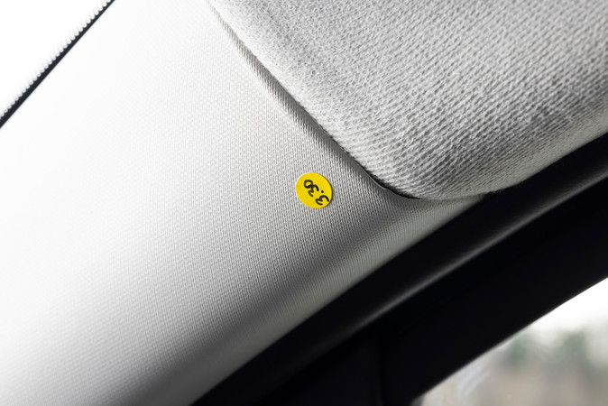 Gelbe Punkt im Fahrzeug markieren die Stellen, an denen noch Arbeit für die Entwickler wartet, hier die A-Säule. Foto: © Mercedes-Benz AG