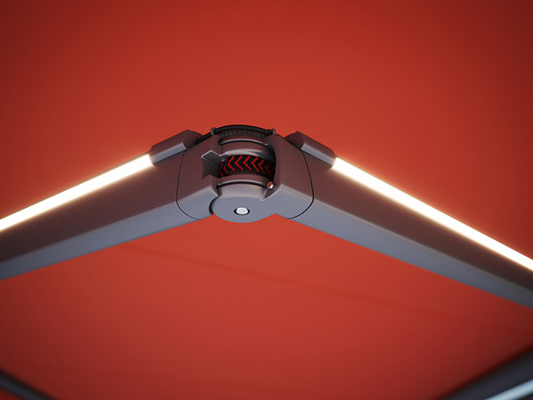 Die LED-Line ist seitlich in den Gelenkarmen untergebracht, so dass das Licht nach unten strahlt. Foto: © Markilux