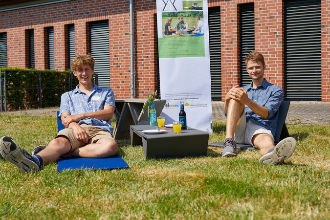 Die Studenten Nick Potter (l.) und Jonas Finkeldei mit ihrer modularen Picknickmatte - als Liege, Hocker oder Tisch nutzbar Foto: © Münsterland e.V./Philipp Fölting
