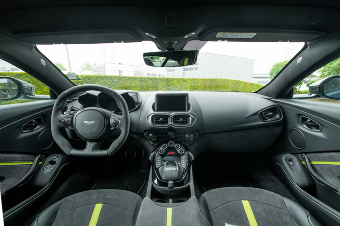 Im Innenraum geht es mit feinsten Materialien gediegen zu. Foto: © Aston Martin