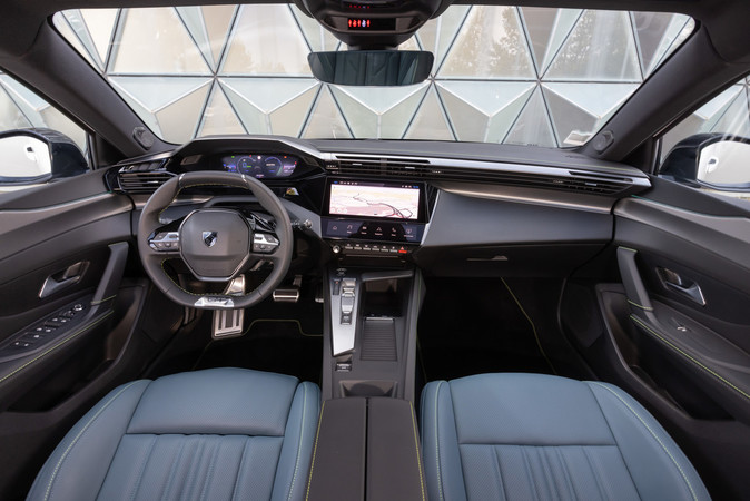 Der Innenraum präsentiert sich mit einfach bedienbarem Multimedia modern. Foto: © Peugeot Der Innenraum präsentiert sich mit einfach bedienbarem Multimedia modern. Foto: © Peugeot