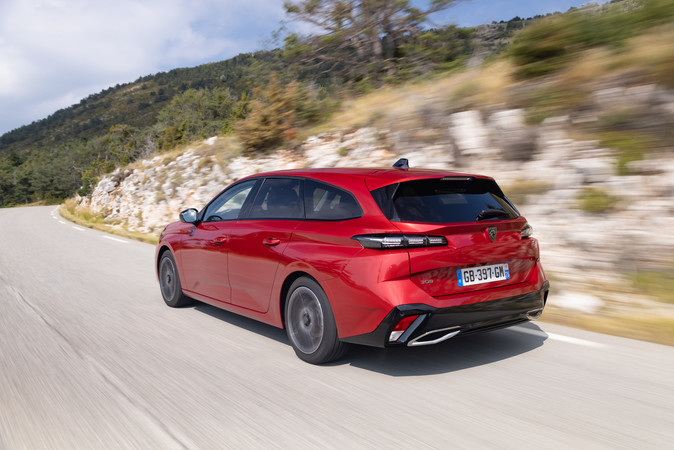 Der geräumige Kombi ist um exakt 840 Euro netto teurer. Foto: © Peugeot Der geräumige Kombi ist um exakt 840 Euro netto teurer. Foto: © Peugeot