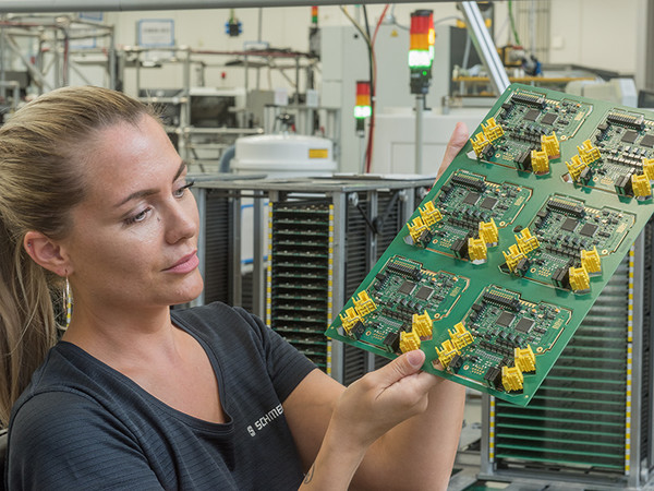 Hohe Fertigungstiefe, hier im Schmersal-Elektronik-Werk in Wettenberg. Foto: © Schmersal Böhnke + Partner