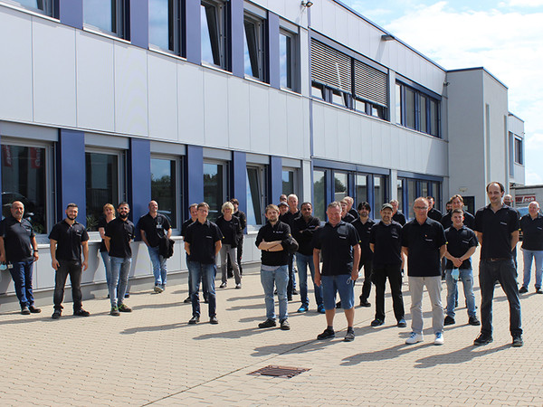 The production team in front of the company building in Bergisch-Gladbach. Photo: © Schmersal Böhnke + Partner