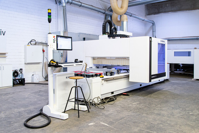 Die moderne CNC-Fräsmaschine ist das Herzstück der digitalen Düsseldorfer Tischlerei. Foto: © Rheinkollektiv