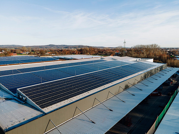 Die Photovoltaikanlage mit 4500 Module auf 7500 Quadratmetern vermeidet einen CO2-Ausstoß von rund 800 Tonnen im Jahr. Foto: © Solarlux