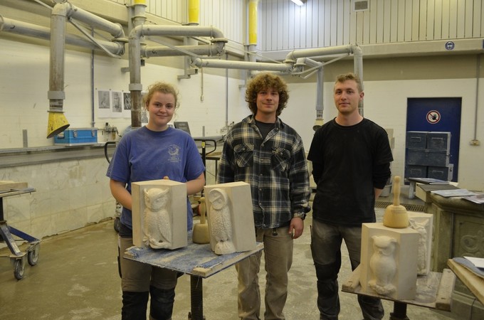 Die drei Erstplatzierten beim PLW der Steinbildhauer: Erster Bundessieger Levin Schnell (M.), zweite Bundessiegerin Pina Hausmann, dritter Bundessieger Konrad Jacobs Foto: © Berufsbildungswerk des Steinmetz- und Bildhauerhandwerks/Kai Görder Die drei Erstplatzierten beim PLW der Steinbildhauer: Erster Bundessieger Levin Schnell (M.), zweite Bundessiegerin Pina Hausmann, dritter Bundessieger Konrad Jacobs Foto: © Berufsbildungswerk des Steinmetz- und Bildhauerhandwerks/Kai Görder