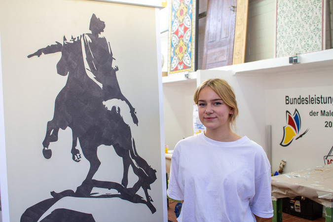 Kim Illing wurde zweite Bundessiegerin beim PLW 2021 der Maler und Lackierer. Foto: © Bundesverband Farbe Gestaltung Bautenschutz/Christian Müller Kim Illing wurde zweite Bundessiegerin beim PLW 2021 der Maler und Lackierer. Foto: © Bundesverband Farbe Gestaltung Bautenschutz/Christian Müller