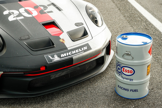 Bevor der synthetische Kraftstoff in Serie geht, testet ihn Porsche im Motorsport. Foto: © Porsche
