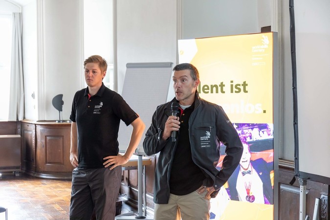 Dr. Kai Engbert (r.) und Dr. Tom Kossak bereiten die Teilnehmer von World- und EuroSkills mental auf den Wettkampf vor. Foto: © WorldSkills Germany/Frank Erpinar Dr. Kai Engbert (r.) und Dr. Tom Kossak bereiten die Teilnehmer von World- und EuroSkills mental auf den Wettkampf vor. Foto: © WorldSkills Germany/Frank Erpinar